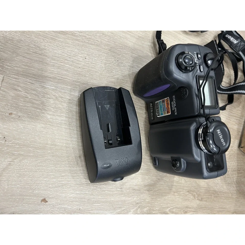 Nikon Coolpix 995 3.2MP Digital Camera 4x Optical Zoom W/ Bag and charger Tested